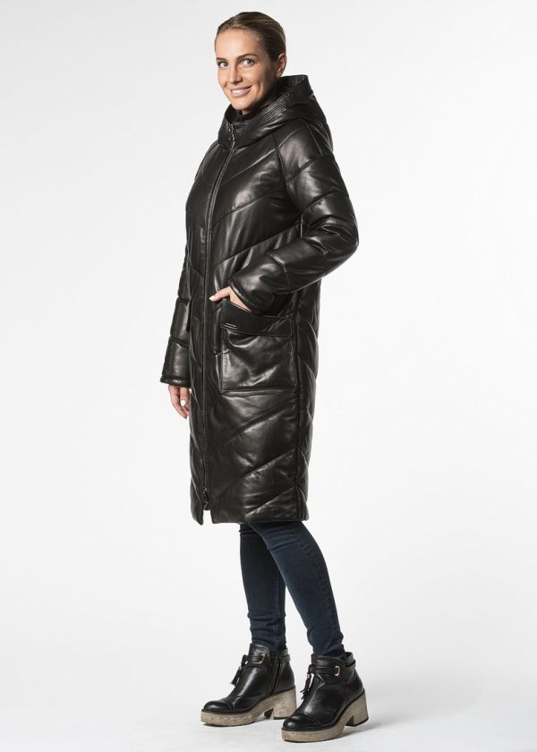 Утепленное кожаное пальто с капюшоном и накладными карманами