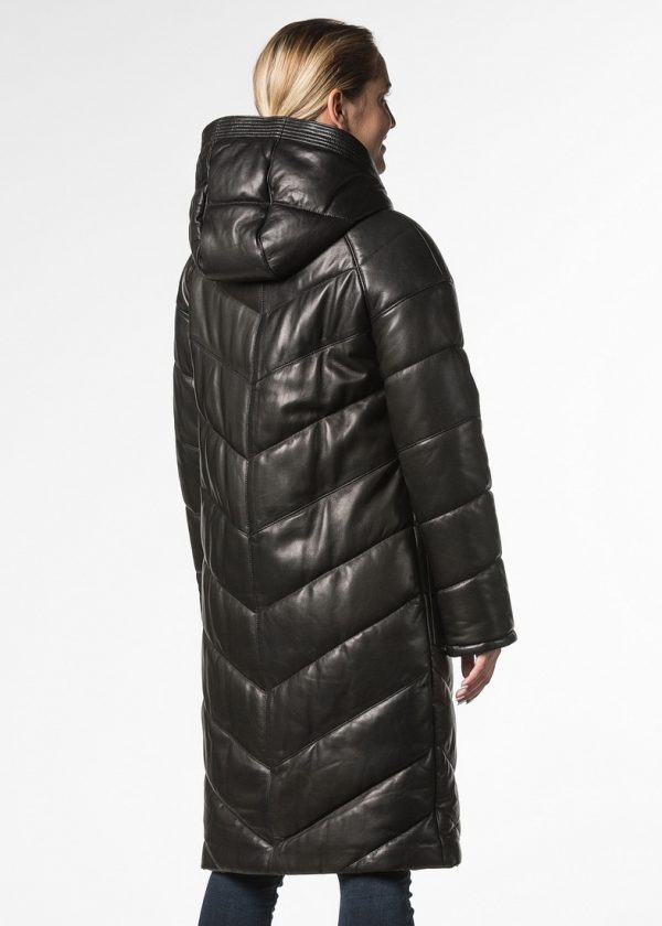 Утепленное кожаное пальто с капюшоном и накладными карманами