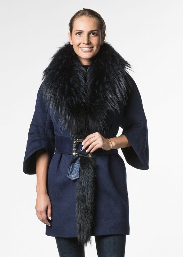 Дизайнерское пальто с укороченным рукавом и меховой отделкой из енота