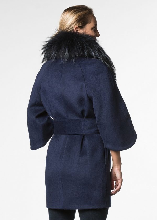 Дизайнерское пальто с укороченным рукавом и меховой отделкой из енота
