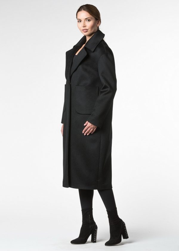 Демисезонное пальто из шерсти с завышенными карманами