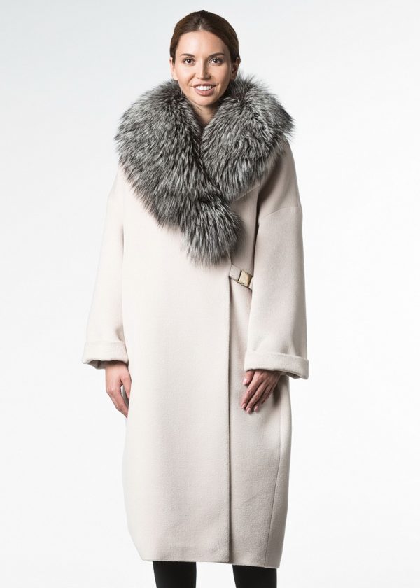 Утепленное пальто в стиле oversize с роскошным воротом из чернобурой лисы