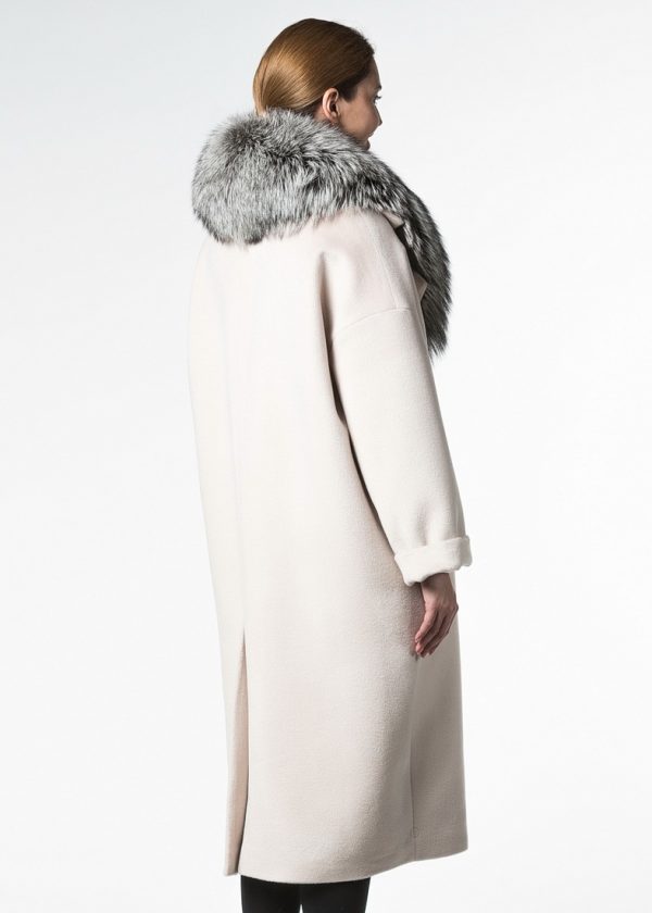 Утепленное пальто в стиле oversize с роскошным воротом из чернобурой лисы