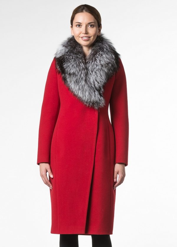 Утепленное приталенное пальто с воротом из чернобурой лисы