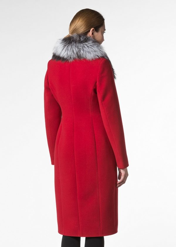Утепленное приталенное пальто с воротом из чернобурой лисы