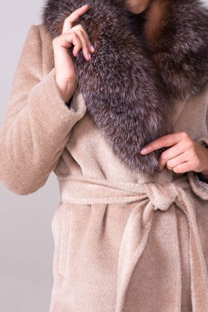Купить Пальто сури альпака классического силуэта с лисицей